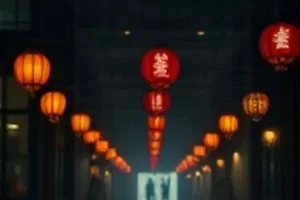 《木星旅店》太空舱走廊暖光剧照