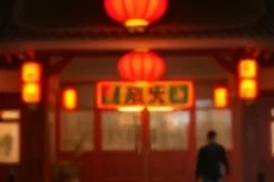 《荒原来客》戈壁公路孤独车辆剧照